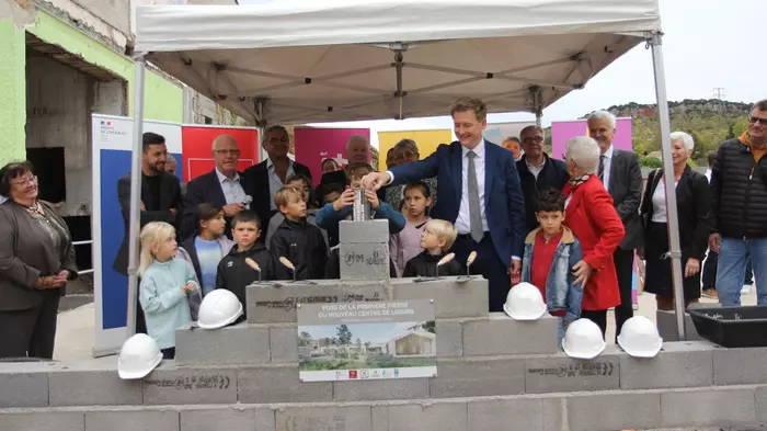 Pose de la première pierre du nouveau centre de loisirs